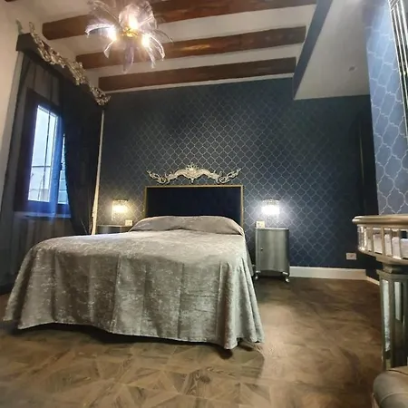 Daniela's Venetian Style Apartment *