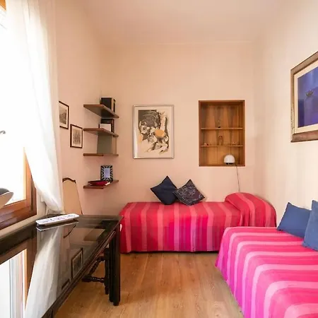 Apartment Classy Spacious Close To St.mark Square