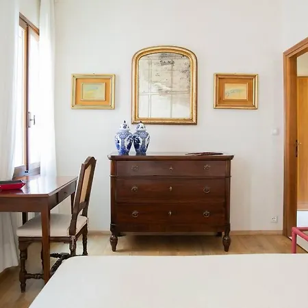 Classy Spacious Close To St.mark Square Apartment *