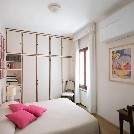 Apartment Classy Spacious Close To St.mark Square *