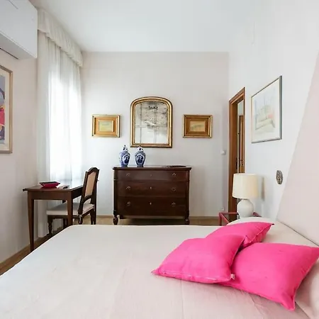 Classy Spacious Close To St.mark Square Apartment Venice