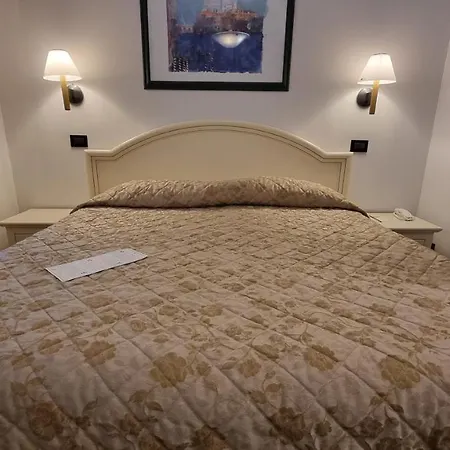 Carlton Capri Hotel 3*