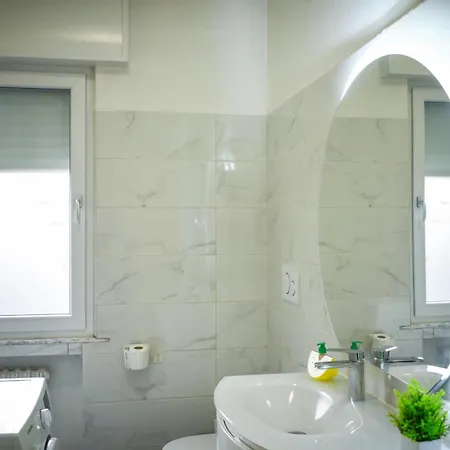 Проживание в семье Luxhaven Venice *