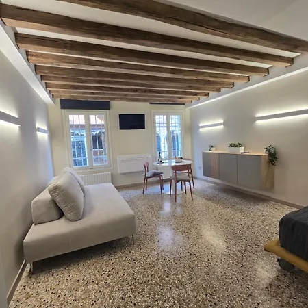 Cozy With Canal View Apartment *