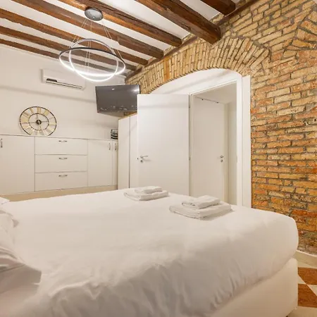 Rialto 707 Bed & Breakfast 2*