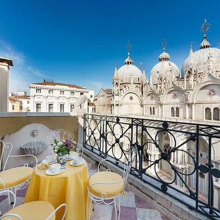 Apartment Due Leoni Terrace In St Mark's Square