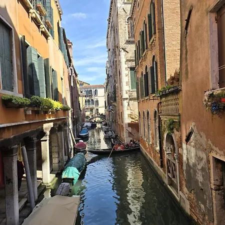 Apartment Cozy With Canal View