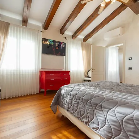 Isabella - Venice Retreat - Swimming Pool And Garden