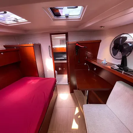 Hop Aboard! Sailing Excursion Included In * 베니스