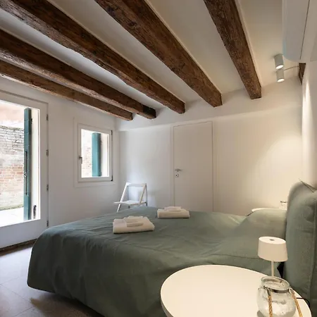 Peggy's Retreat Luxbotiquehome ~ Wifi + Patio * Venice
