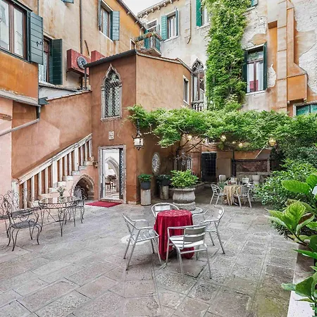 San Moise Hotel 3*