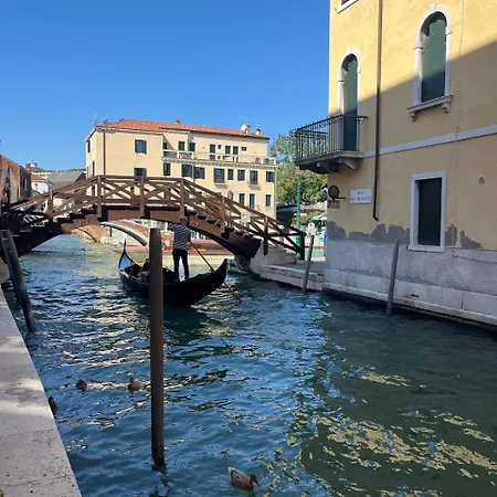 Ca'dei Nonni Canal View Apartment