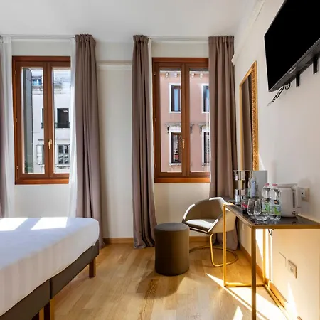 Palazzo Orseolo- Gondola View Aparthotel 4*