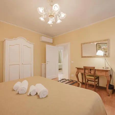 Santo Stefano Palace Apartment Venice