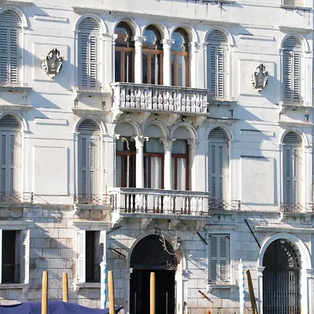 Il Giardino Segreto Di Monty Don Sul Canal Grande Venice