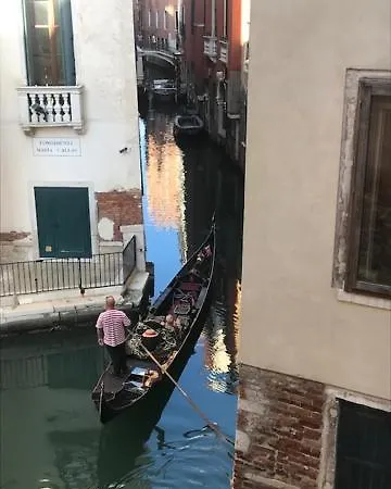 Al Teatro With Canal View Bed & Breakfast Venice