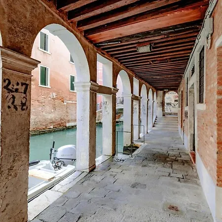 View In Venice! Charming With Private Roof Terrace Apartment Venice
