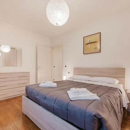 Lucrezia - 10 Min From & Free Parking