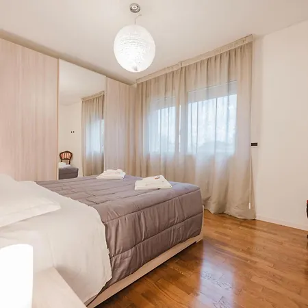 Lucrezia - 10 Min From & Free Parking Apartment Venice