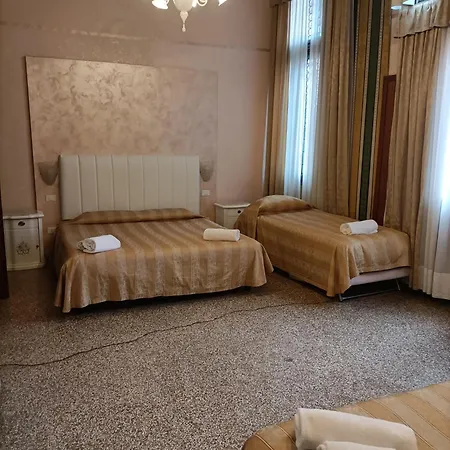 ゲストハウス Palazzo Lion Morosini - Check In Presso Ai Santi Apostoli 3*