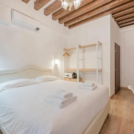Rialto 707 Bed & Breakfast 2*
