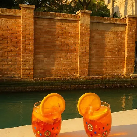 Ca'dei Nonni Canal View Apartment