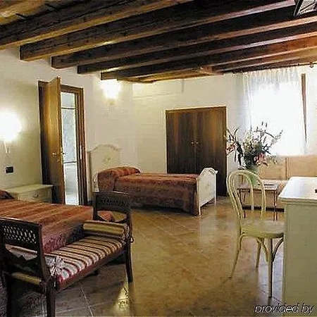 Ca' Due Leoni Hotel