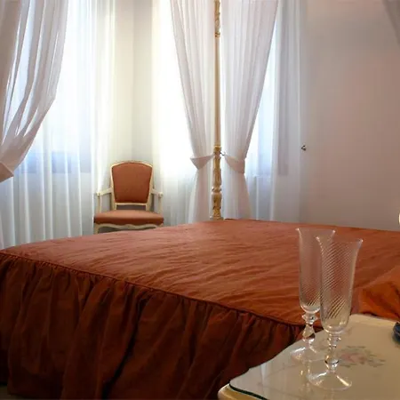 At Leonard Venezia