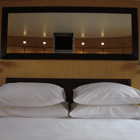 Yacht Bert Venezia Úszó hotel 5*