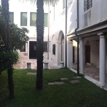 In A Lovely Garden Biennale Flat Apartment Venice