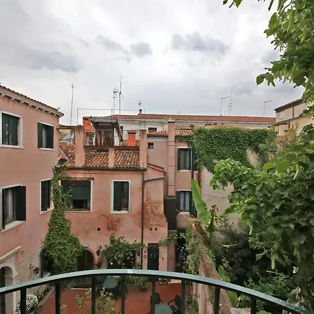 Homes & Holidays Art District Appartement *