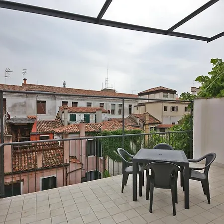 Appartement Homes & Holidays Art District
