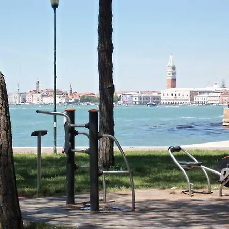 Hotel Biennale 2*