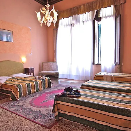ゲストハウス Palazzo Lion Morosini - Check In Presso Ai Santi Apostoli