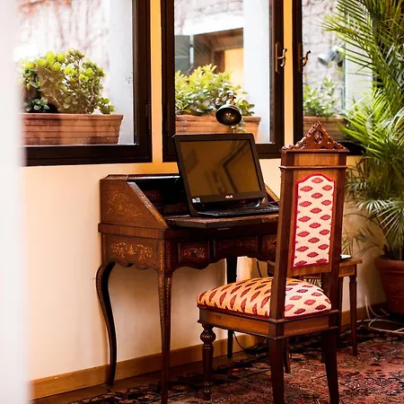 Flora Hotel