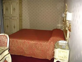 Al Leon Oda ve Kahvaltı 3*