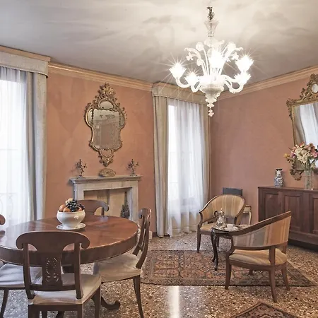 Palazzetto San Lio, Rialto Apartment *