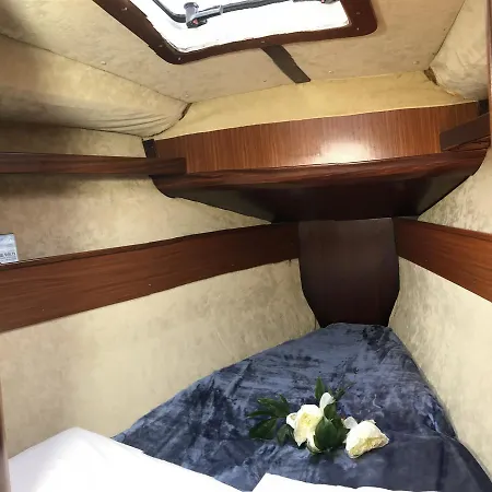Bed&boat Eolo 3 Botel