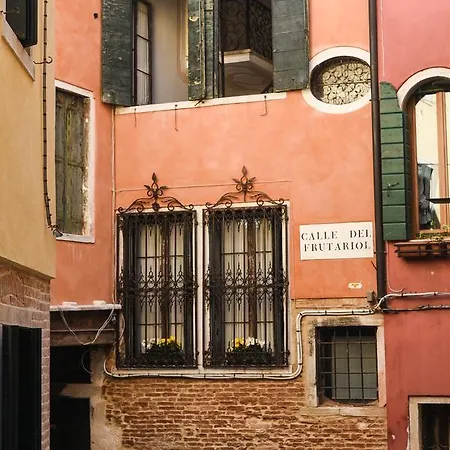 Palazzetto San Lio, Rialto Apartment *