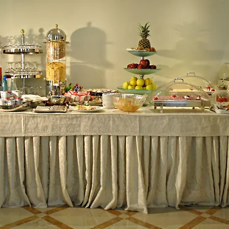 Carlton Capri Hotel 3*
