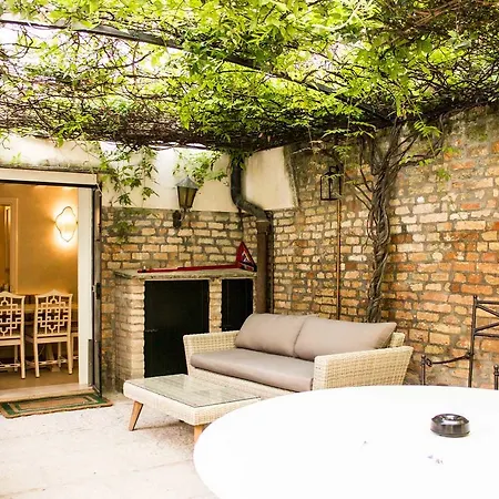 Luxury Garden House La Baruffa Venedig