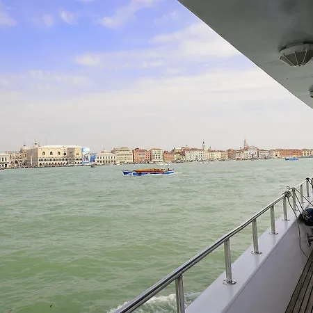 Sarah Cruise Hotel Venice