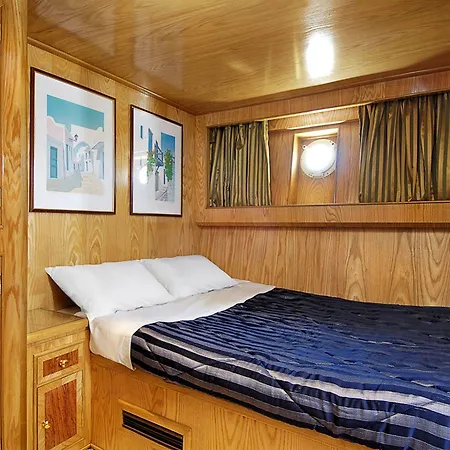 Sarah Cruise Hotel *