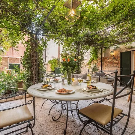 Luxury Garden House La Baruffa Ferienhaus *