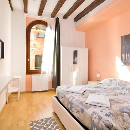 Apartment S & L House *