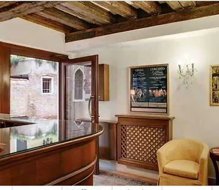 Casa Rezzonico Bed & Breakfast 2*