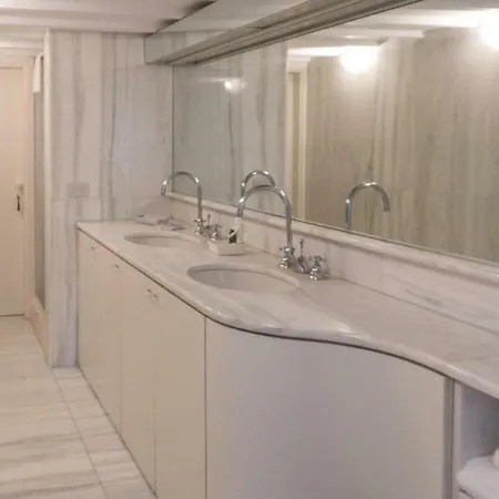 Luxury Balcony Apartment *