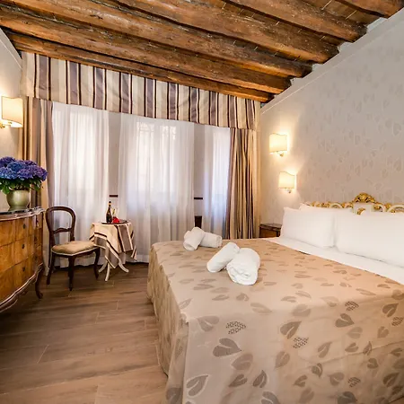 Ca' Lavezzera 2* Venice