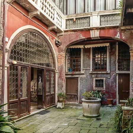 Apartment Admiral Emo Palace Over Canal Grande *