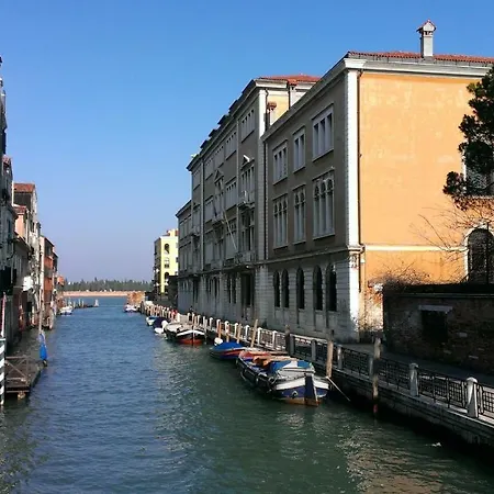 La Gondola - Beautiful Canal View Apartment Venice